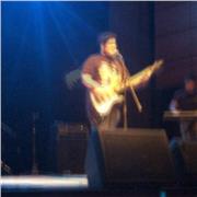 Músico con estudios particulares y académicos con conocimiento de teoría y practica en instrumentos como guitarra y bajo eléctrico en busca de estudiantes que deseen iniciar su desarrollo practico y teórico o que deseen mejorarlo